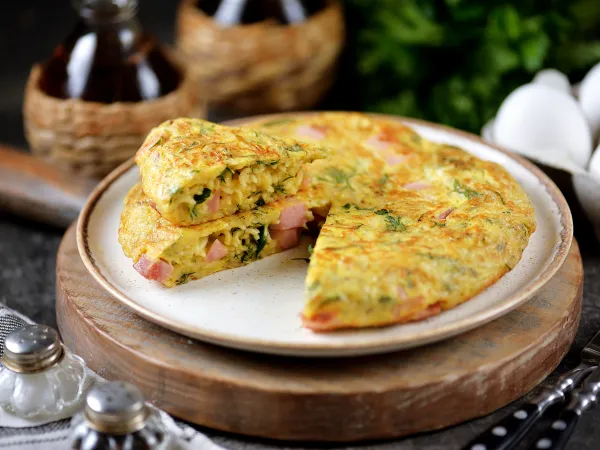 Фото готового блюда: Омлет с Роллтоном и колбасой на сковороде