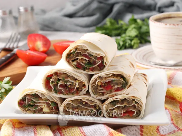 Фото готового блюда: Рулет из лаваша с баклажанами и помидорами