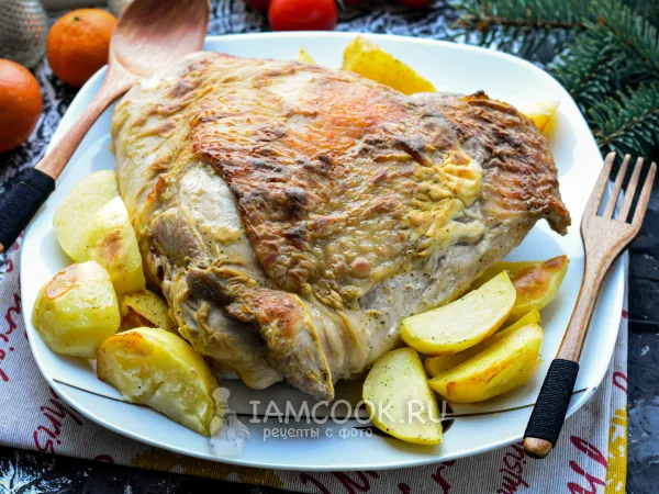 Фото готового блюда: Бедро индейки с картошкой в духовке