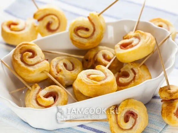 Фото блюда: Рулетики из слоеного теста с ветчиной