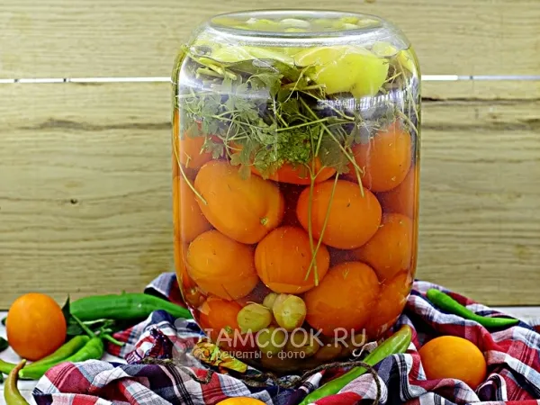 Фото готового блюда: Консервированные помидоры с виноградом