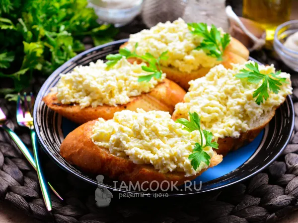 Фото готового блюда: Брускетта с яйцом и сыром