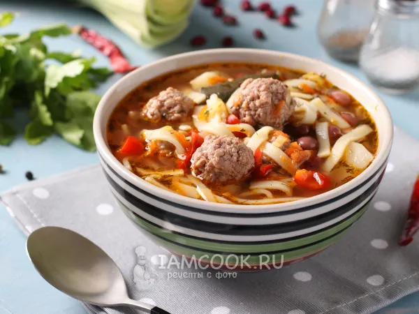 Фото готового блюда: Азиатский суп из лапши, фасоли и фрикаделек