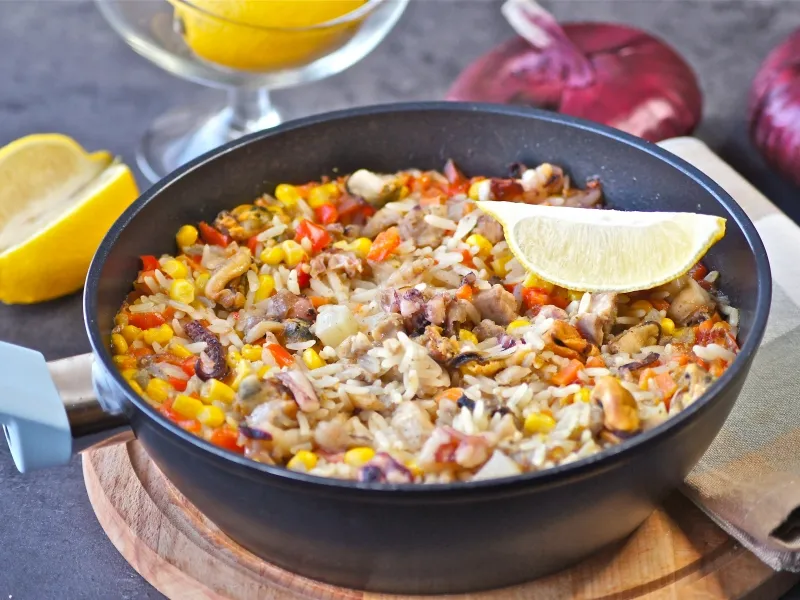 Фото готового блюда: Паэлья с морепродуктами и курицей