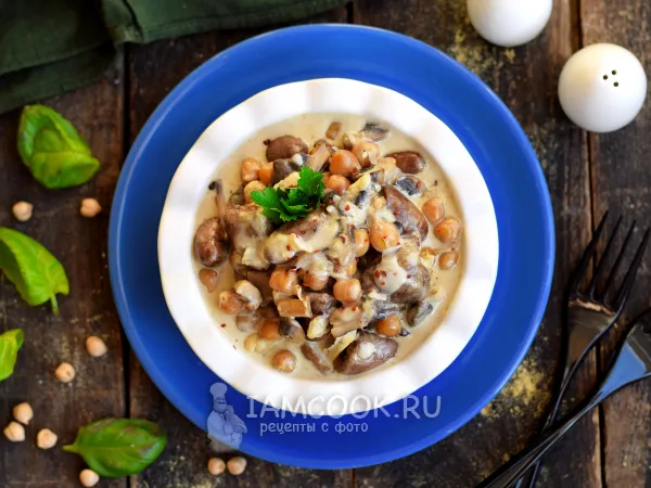 Фото готового блюда: Куриные сердечки с нутом и грибами в сметане