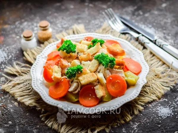 Фото готового блюда: Салат с курицей, солеными огурцами и сухариками