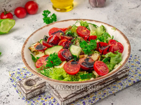 Фото готового блюда: Салат с бальзамическим соусом, помидорами и огурцами
