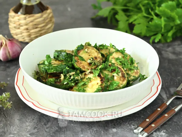 Фото блюда: Жареные цукини с чесноком на сковороде