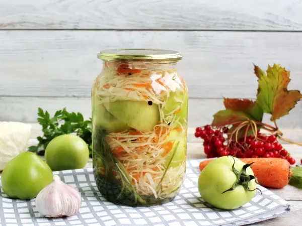 Фото блюда: Зеленые помидоры с капустой на зиму