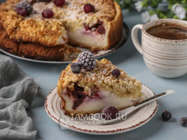 Фото готового блюда: Нежный пирог с ягодами на сметане и йогурте