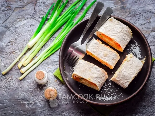 Фото готового блюда: Рулет из лаваша с курицей и корейской морковью