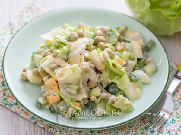 Фото готового блюда: Огуречный салат с яйцами и консервированным горошком