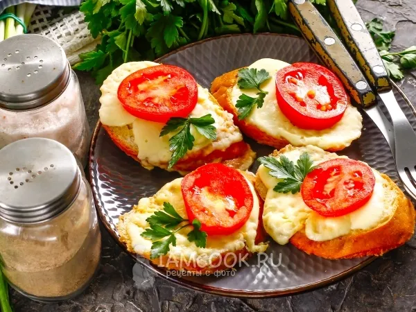 Фото готового блюда: Горячие бутерброды с брынзой