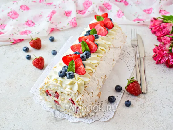 Фото готового блюда: Меренговый рулет с клубникой и маскарпоне