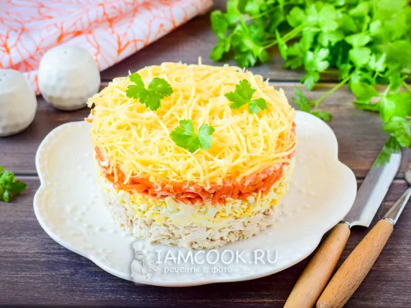 Фото блюда: Салат «Бонито» (Bonito) с курицей и корейской морковью