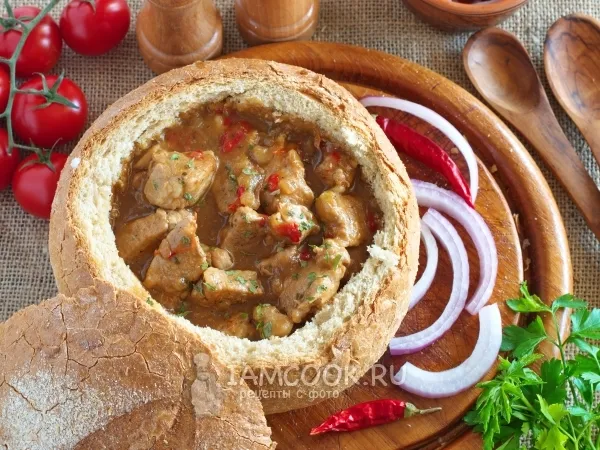 Фото готового блюда: Гуляш в хлебе по-чешски