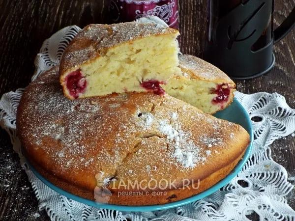 Фото готового блюда: Шарлотка с вишней на кефире