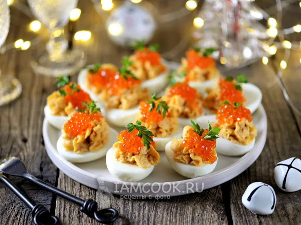 Фото блюда: Яйца, фаршированные печенью трески с красной икрой
