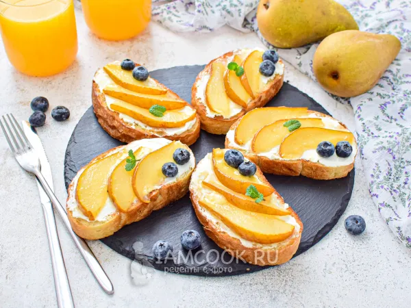 Фото готового блюда: Брускетта с карамелизированной грушей