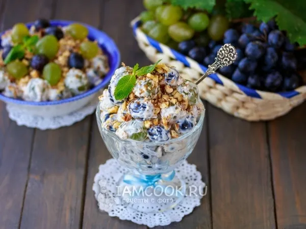 Фото готового блюда: Сливочный салат из винограда с орехами