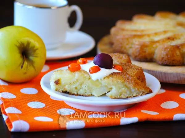 Фото готового блюда: Шарлотка без яиц на сметане