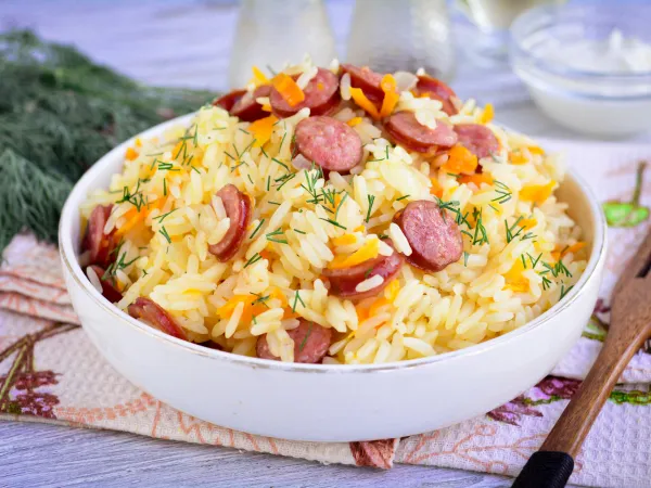 Фото блюда: Рис с колбасой на сковороде