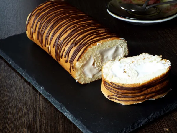 Фото готового блюда: Бисквитный рулет с белковым кремом