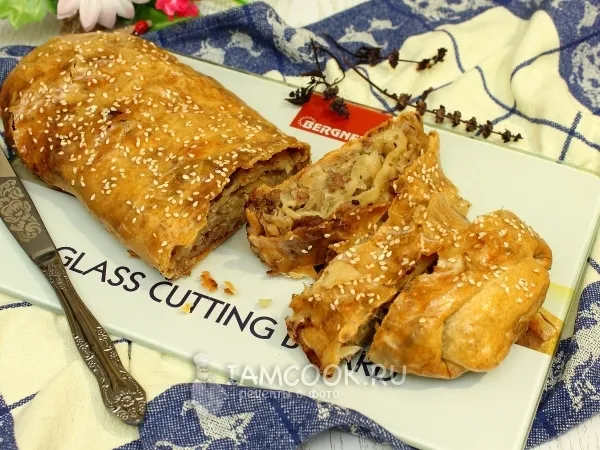 Фото готового блюда: Штрудель с капустой и свиным фаршем