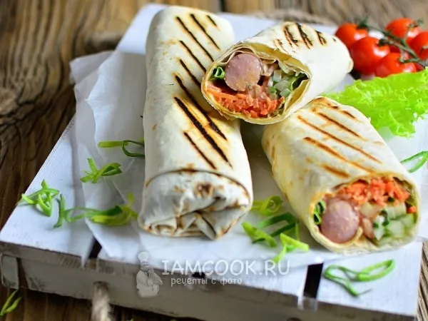 Фото блюда: Сосиска в лаваше с корейской морковкой