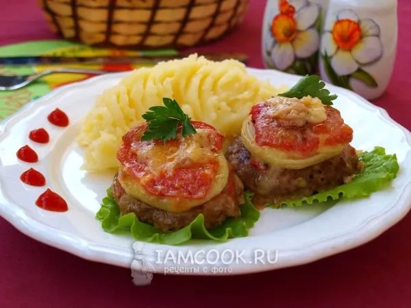 Фото блюда: Котлеты, запечённые в духовке с луком и помидорами