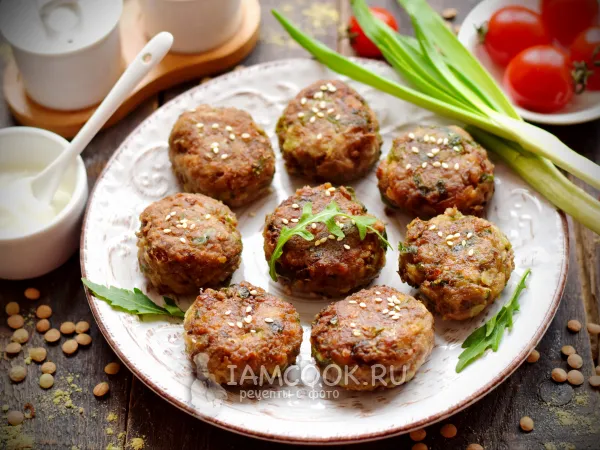 Фото готового блюда: Котлеты из чечевицы с фаршем