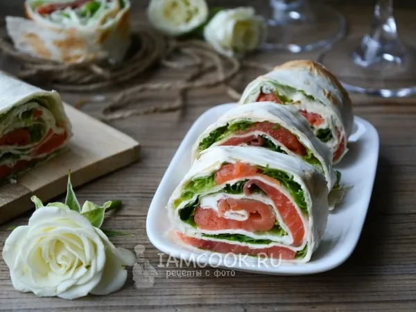 Фото готового блюда: Рулет из лаваша с форелью