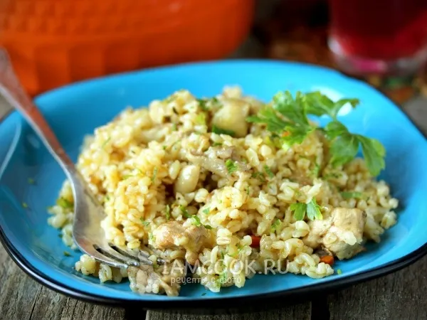 Фото готового блюда: Рассыпчатый булгур с курицей, луком и морковью