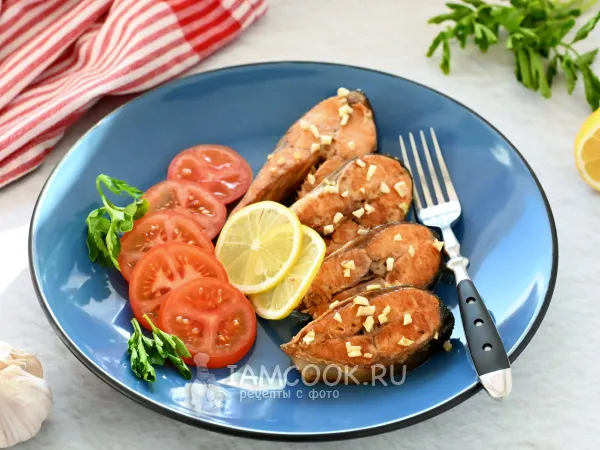 Фото блюда: Жареная красная рыба (горбуша) с чесноком