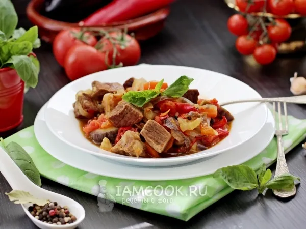 Фото блюда: Говядина тушеная с помидорами, луком и болгарским перцем
