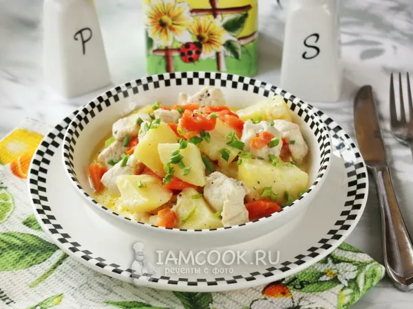 Фото готового блюда: Картошка с курицей в сливках на сковороде