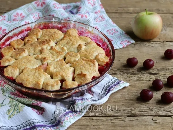 Фото готового блюда: Вишнево-яблочный кобблер