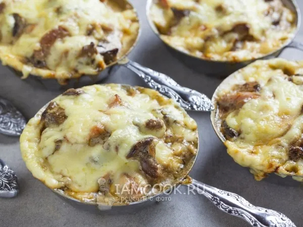 Фото блюда: Жульен с курицей, грибами и сметаной