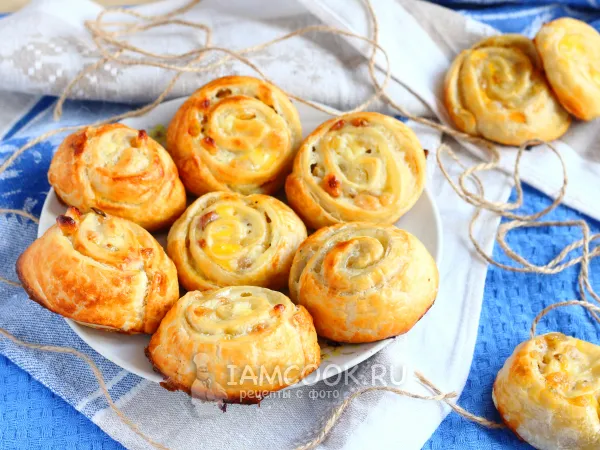 Фото готового блюда: Булочки-улитки с изюмом (из слоеного теста)