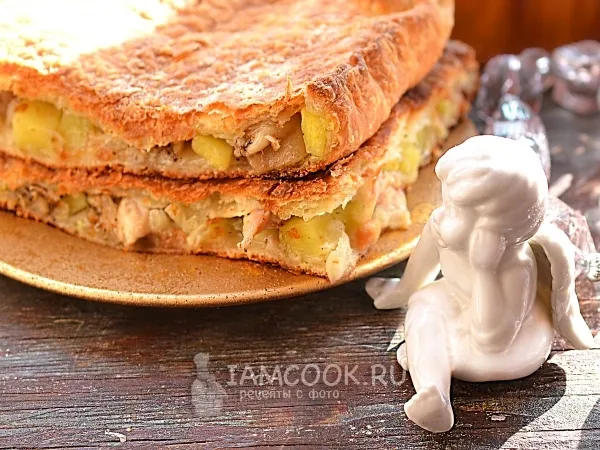 Фото готового блюда: Пирог с картошкой и курицей в духовке