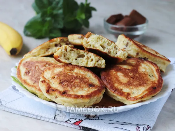 Фото готового блюда: Оладьи с бананом и шоколадом на кефире