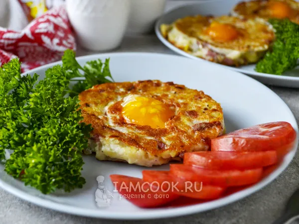 Фото готового блюда: Картофельные гнезда с яйцом на сковороде