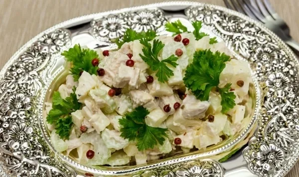 Фото блюда: Салат с курицей и сельдереем