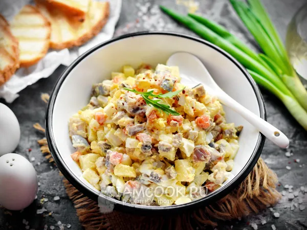 Фото готового блюда: Салат с селедкой и грибами