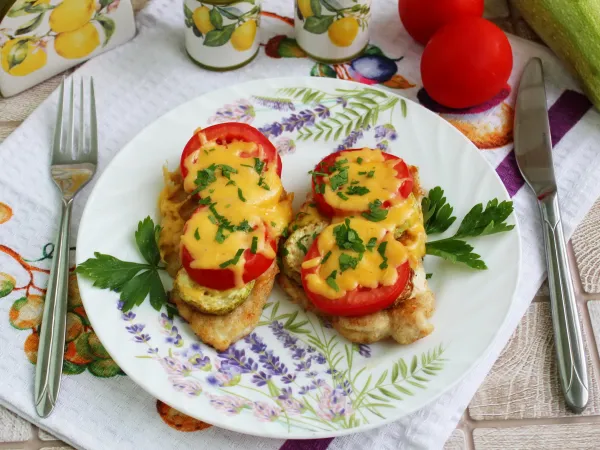 Фото блюда: Куриные отбивные с кабачками в духовке