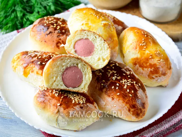 Фото готового блюда: Пирожки с сосисками в духовке