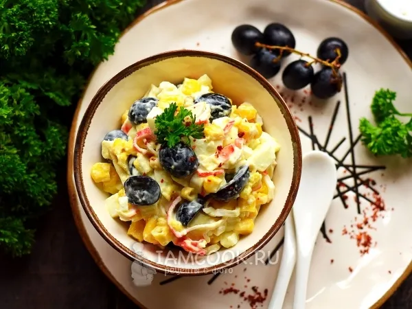 Фото готового блюда: Салат с виноградом и крабовыми палочками