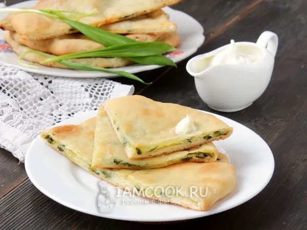 Фото готового блюда: Давонджин (осетинский пирог с черемшой и сыром)