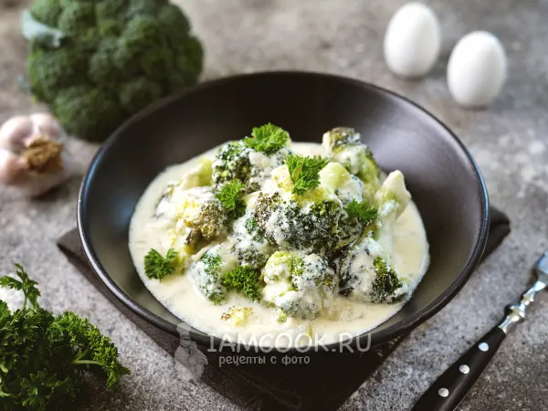 Фото блюда: Брокколи со сметаной на сковороде