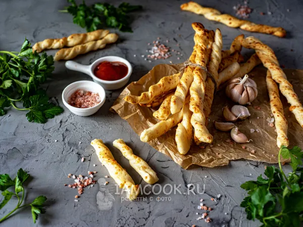 Фото готового блюда: Хлебные палочки с чесноком и сыром (гриссини)
